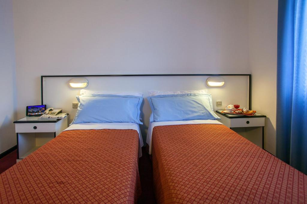Hotel Quadrifoglio Castello di Cisterna Bagian luar foto