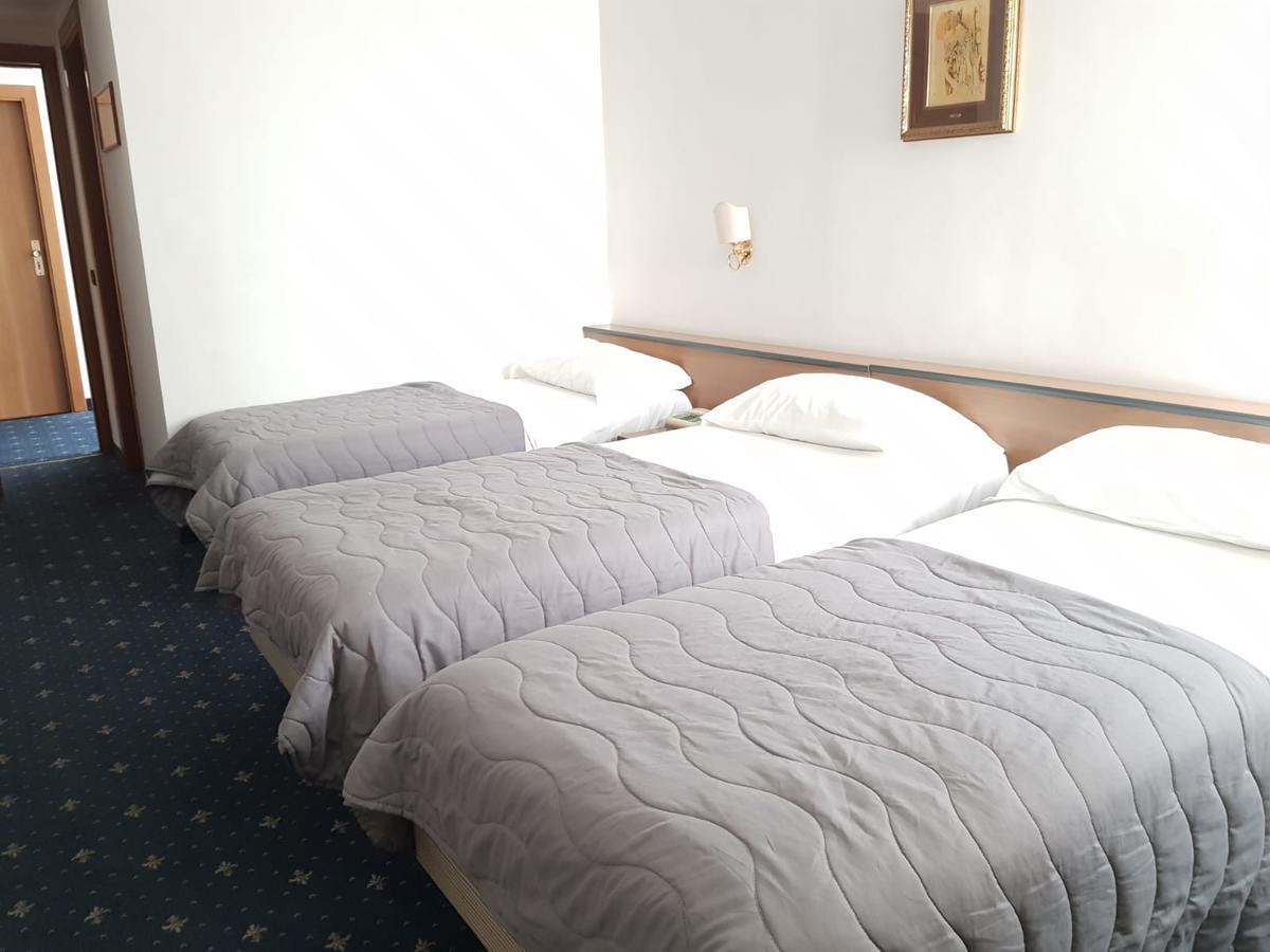 Hotel Quadrifoglio Castello di Cisterna Bagian luar foto